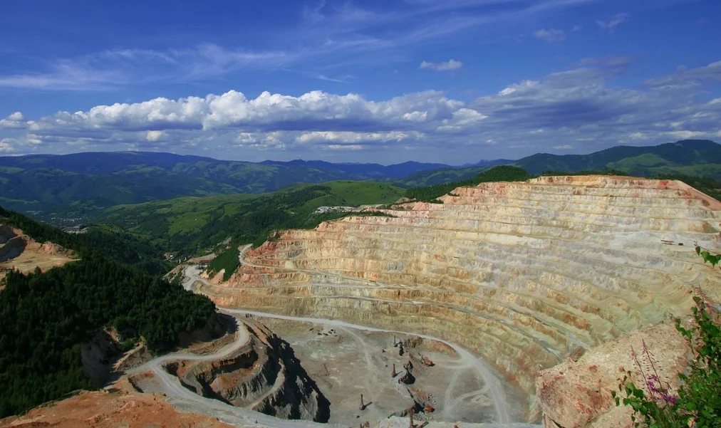 Open pit mining advantages and disadvantages